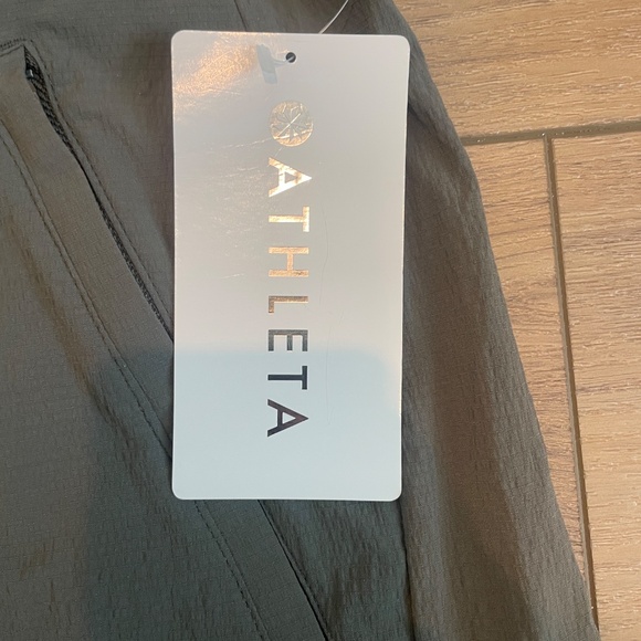 Athleta Olive Green Trekkie North Mid Rise Hiking Athletic Shorts Sz Plus 18 NWT - Picture 2 of 4